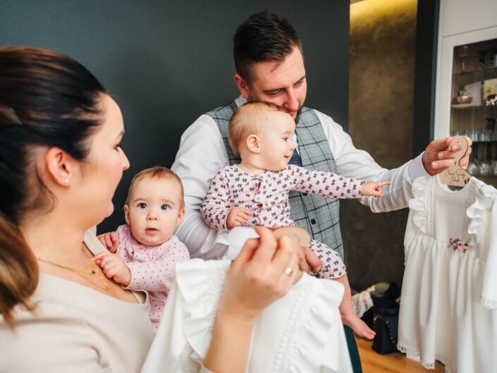 ubranka na chrzest dla bliźniaczek