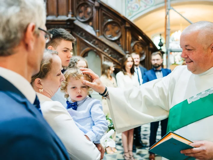Chrzest Przyjęcie Fabryka Wełny Łódź krzyżyk w kościele